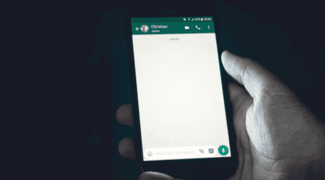 Revisa las fotos que almacena tu WhatsApp de manera periódica y haz una limpieza. UNPSLASH