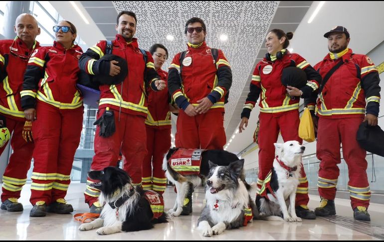 El grupo estuvo integrado por elementos de la Cruz Roja, Bomberos, el Escuadrón de Topos, brigadistas de Rescate y Protección Civil, acompañados de 14 binomios caninos. ESPECIAL/SRE