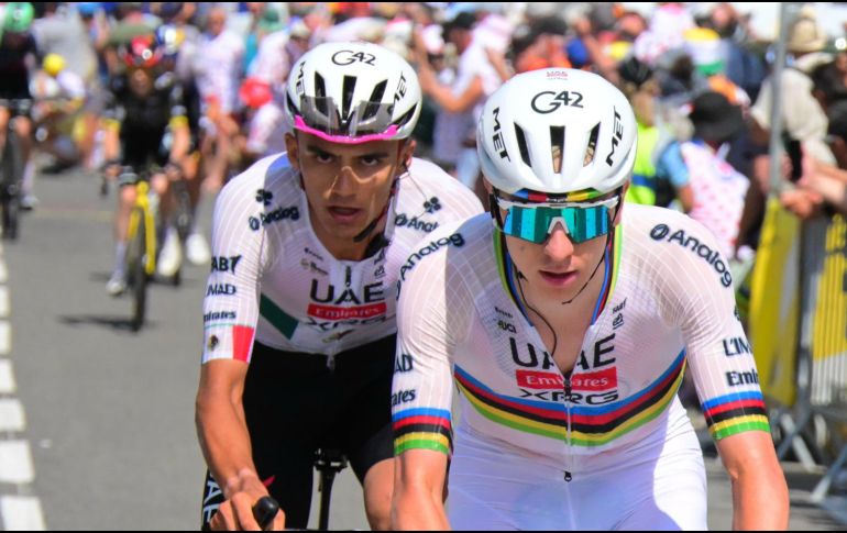 El esloveno Tadej Pogacar (UAE) quedó el primer lugar de la etapa seis con un tiempo de cuatro horas con 32 minutos, seguido por Jonas Vingegaard (4h con 34') y Del Toro (4h con 35'). EFE / B. Papon