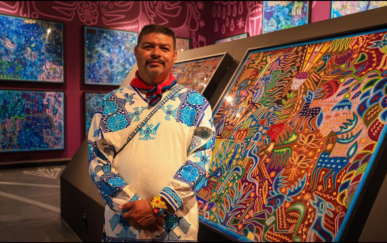 La exposición también acerca al público a los nierikas, tablas votivas que funcionan como relatos visuales de la cosmovisión wixárika. EL INFORMADOR/J. Acosta