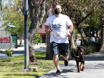 El calentamiento previo y la hidratación constante son reglas de oro antes de correr con tu perro. EL INFORMADOR / ARCHIVO
