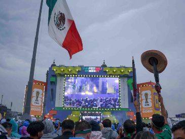 El espacio mundialista en el Zócalo capitalino recibirá a miles de aficionados. SUN/ARCHIVO