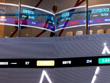 El mercado energético respiró por el comportamiento del petróleo WTI, que bajó un 1.96 % a pesar de los conflictos entre EU e Israel. EFE/M. Irham