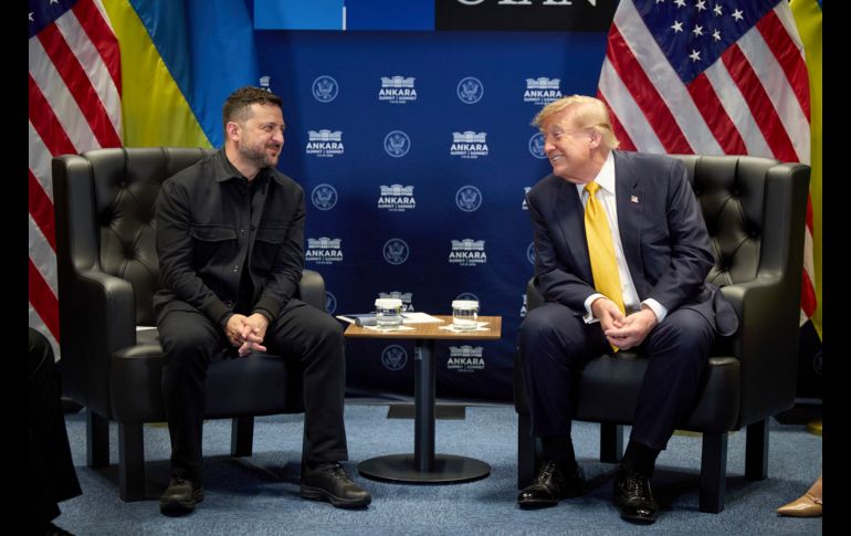 El presidente de EU, Donald Trump, conversa con su homólogo ucraniano, Volodímir Zelenski, durante el encuentro que ambos mantuvieron en Ankara. EFE/PRESIDENTIAL PRESS SERVICE
