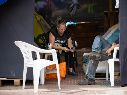 Personas esperan resguardadas en carpas este jueves frente a un edificio afectado por el doble terremoto en Caracas. EFE/R. Peña