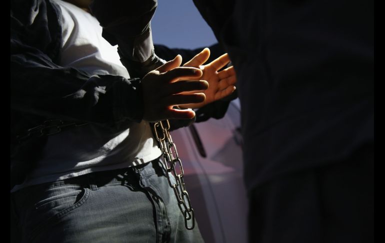Familiares del mexicano y activistas exigen al ICE presentar evidencias de su versión, incluyendo videos del momento de la detención. AP/ARCHIVO