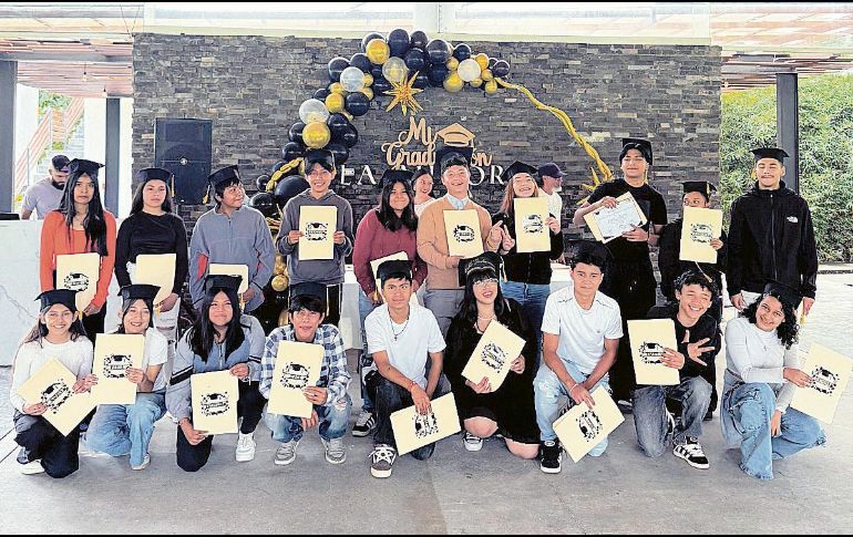 Niños y jóvenes que concluyeron una etapa clave en su formación académica. ESPECIAL