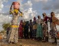 Mujeres y niños recogen agua al atardecer en el campamento de refugiados de Korsi en Birao, República Centroafricana, el 27 de marzo de 2026. AP/C. Kelly