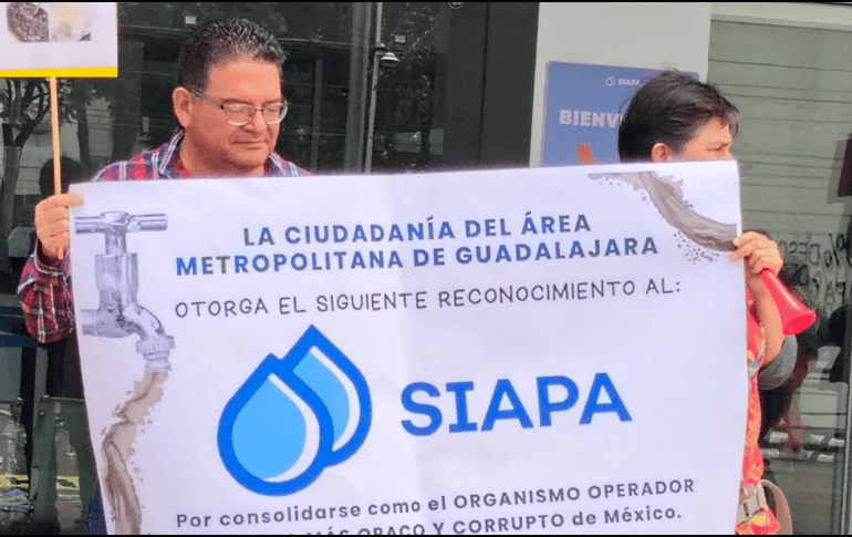 Ciudadanos de Guadalajara protestaron afuera del Siapa para exponer mala calidad del agua.  ESPECIAL