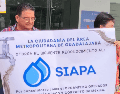 Ciudadanos de Guadalajara protestaron afuera del Siapa para exponer mala calidad del agua.  ESPECIAL