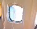 Los videos en redes muestran la ventana desprendida del aeroplano, así como las máscaras de oxígeno. CAPTURA DE VIDEO