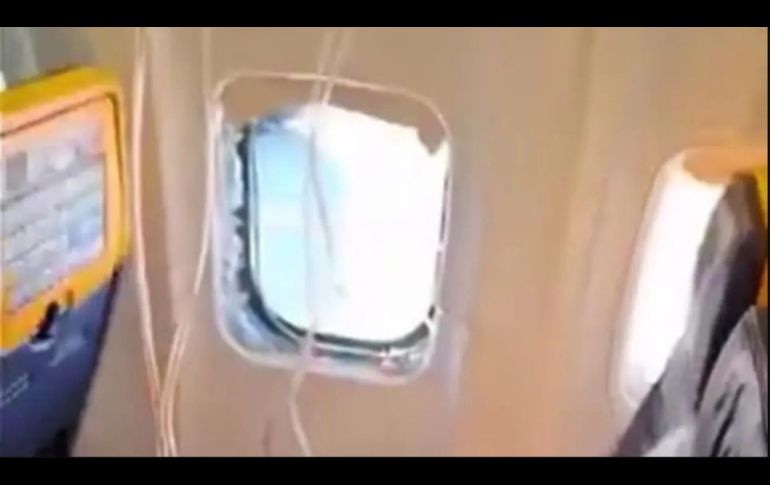 Los videos en redes muestran la ventana desprendida del aeroplano, así como las máscaras de oxígeno. CAPTURA DE VIDEO
