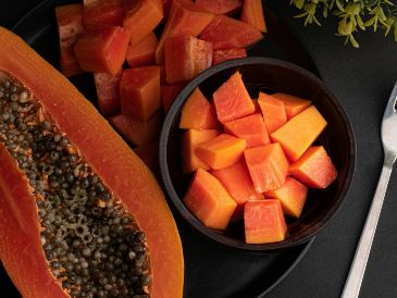 Puede consumirse fresca en el desayuno, como colación, en ensaladas de frutas, licuados o acompañada con yogur y semillas. UNSPLASH