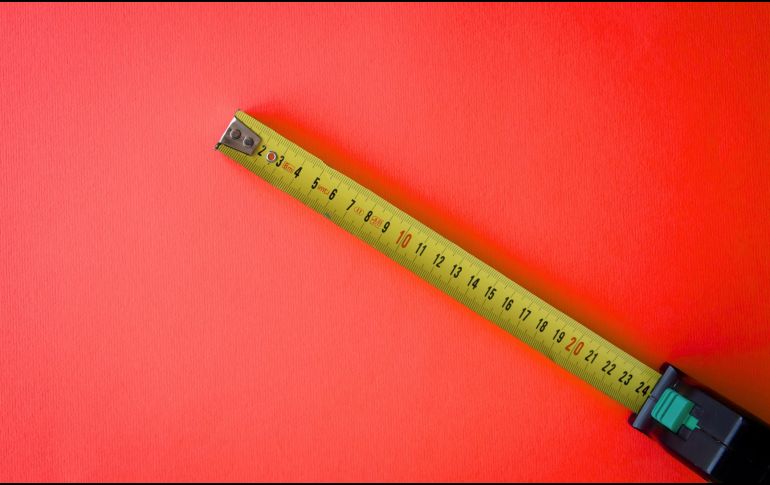 A simple vista, los números rojos de la cinta métrica podrían parecer un error de impresión, un simple detalle estético de la marca o una forma arbitraria de dividir la regla. ESPECIAL / CANVA