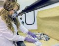Una agente contabiliza pastillas de fentanilo decomisadas en la Unión Americana. AFP