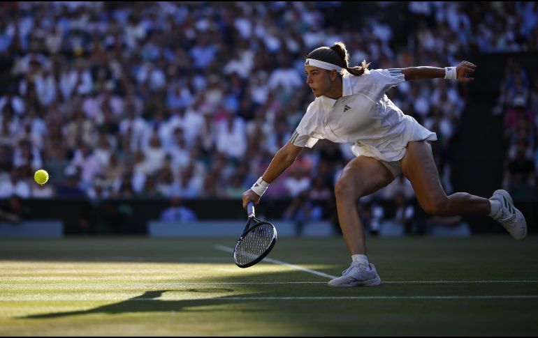 Semanas atrás logró el torneo de Berlín en hierba y saldrá séptima del ranking WTA tras la victoria en Londres. EFE / T. Akmen