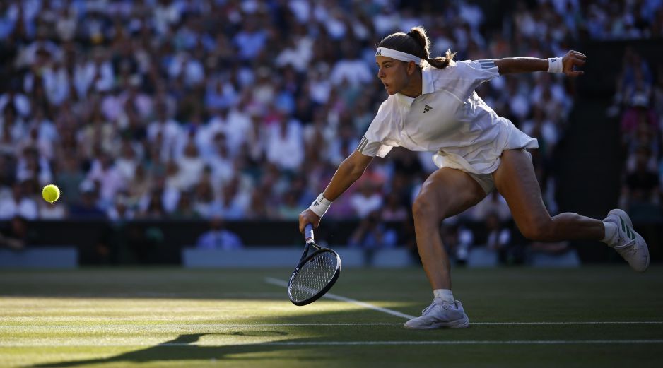 Semanas atrás logró el torneo de Berlín en hierba y saldrá séptima del ranking WTA tras la victoria en Londres. EFE / T. Akmen