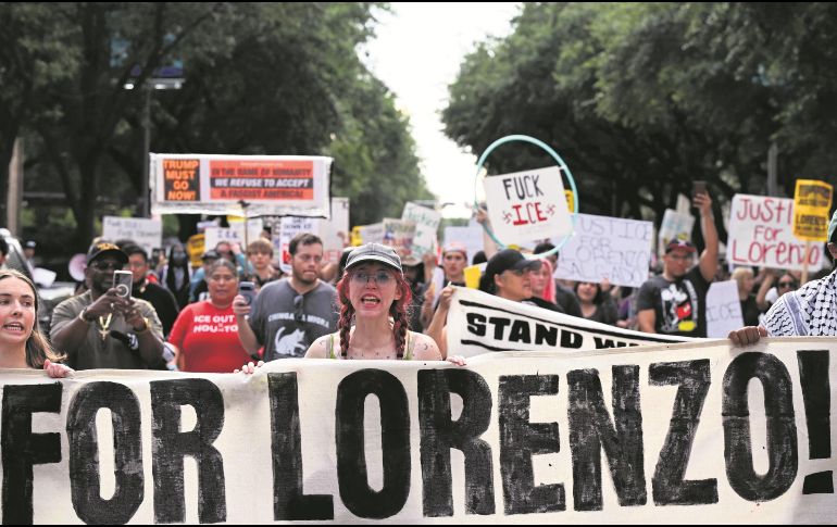 Manifestantes marcharon por el corazón de Houston para denunciar la muerte de Lorenzo Salgado, así como la violencia contra la comunidad migrante y en particular los mexicanos. AFP/R. SCHEMIDT