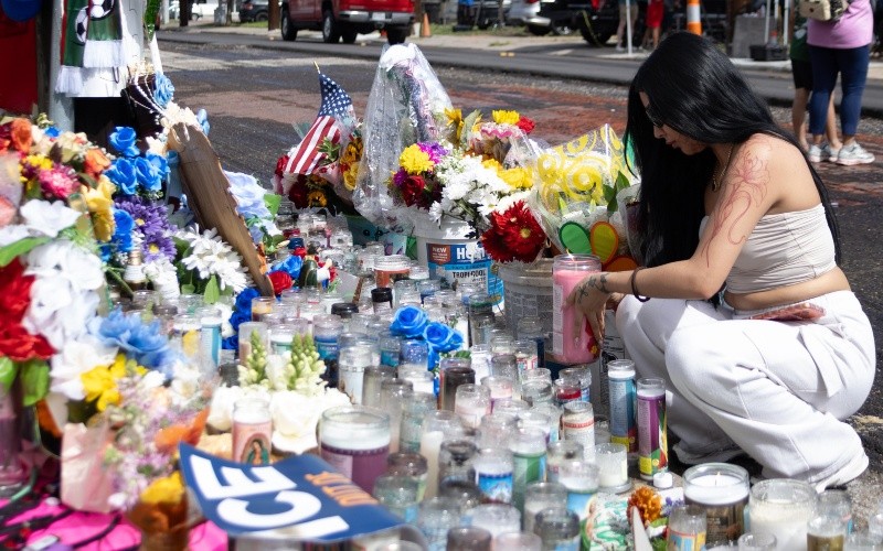 Una mujer visita el altar en honor a Lorenzo Salgado, en el sitio donde fue asesinado en Houston. EFE/ Carlos Ramírez