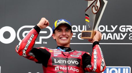 El piloto español del Ducati Lenovo Team, Marc Marquez, celebra en el podio tras ganar la carrera de MotoGP del Gran Premio de Motociclismo de Alemania en el circuito de Sachsenring en Hohenstein-Ernstthal. EFE/F. SINGER