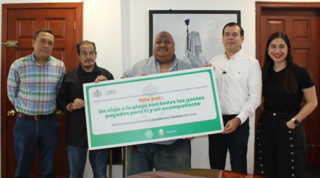 Nava Martínez recibió el reconocimiento de Diego Monraz Villaseñor, Secretario de Transporte (Setran), Juan Huerta Pérez, Secretario General de la CTM Jalisco, y Emira Corella Valencia, Directora de Recaudo de la Secretaría de Transporte. ESPECIAL / Gestión del Territorio Jalisco