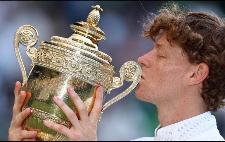 Sinner se convirtió en el décimo tenista de la Era Abierta en defender con éxito el título de Wimbledon y alcanzó, además, 100 triunfos en torneos de Grand Slam. EFE / N. HALL