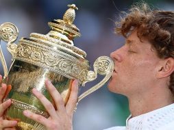 Sinner se convirtió en el décimo tenista de la Era Abierta en defender con éxito el título de Wimbledon y alcanzó, además, 100 triunfos en torneos de Grand Slam. EFE / N. HALL