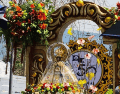 La peregrinación llegó hasta el faro del malecón, recibida por una alfombra de pétalos que conformaban flores y peces en alusión a las peticiones de los pobladores de la Ribera. ARZOBISPADO DE GUADALAJARA