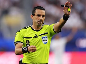 Ramos Palazuelos fue el encargado de impartir justicia en los encuentros Escocia 0-3 Brasil e Irán 2-2 Nueva Zelanda, ambos correspondientes a la primera fase del certamen. AFP.