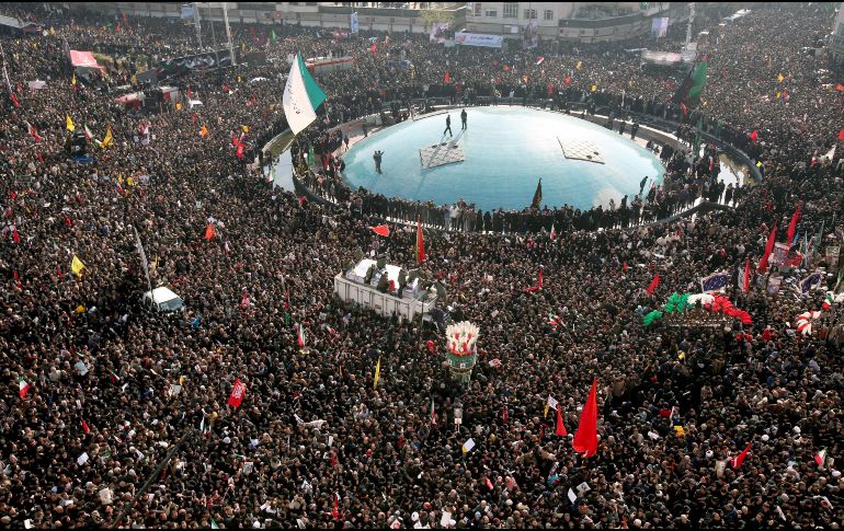 Imagen de archivo de la vista general de los miles de personas que acudieron al funeral del comandante de la Fuerza Quds de la Guardia Revolucionaria, el general Qasem Soleimaní, en Teherán en 2020. EFE/ ARCHIVO
