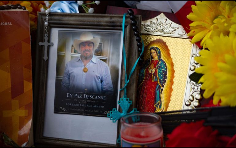 Fotografía que muestra una imagen del migrante mexicano Lorenzo Salgado en un altar a su honor, en el sitio donde fue asesinado en Houston. EFE/ C. Ramírez