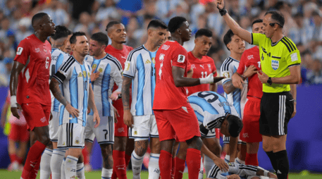 Joao Pinheiro, arbitro central muestra tarjeta amarilla de amonestación a Breel Embolo, durante el partido de la Selección de Argentina y la Selección de Suiza. IMAGO7/ A. Hancock