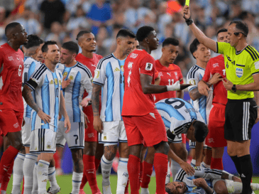 Joao Pinheiro, arbitro central muestra tarjeta amarilla de amonestación a Breel Embolo, durante el partido de la Selección de Argentina y la Selección de Suiza. IMAGO7/ A. Hancock