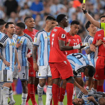 Joao Pinheiro, arbitro central muestra tarjeta amarilla de amonestación a Breel Embolo, durante el partido de la Selección de Argentina y la Selección de Suiza. IMAGO7/ A. Hancock