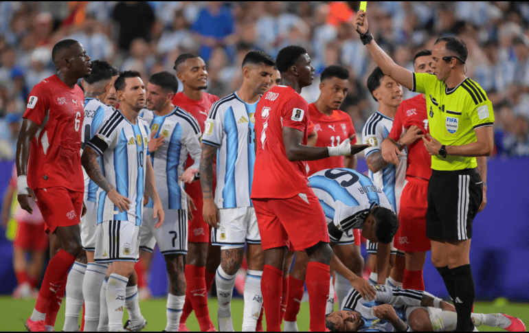Joao Pinheiro, arbitro central muestra tarjeta amarilla de amonestación a Breel Embolo, durante el partido de la Selección de Argentina y la Selección de Suiza. IMAGO7/ A. Hancock