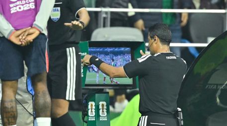 Las constantes revisiones arbitrales reavivaron el debate sobre los criterios de aplicación del VAR durante la Copa del Mundo. IMAGO7.