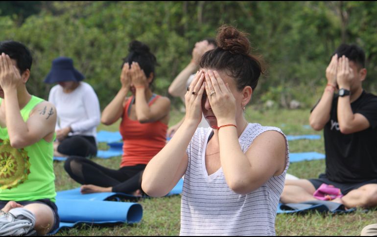 El espíritu, si bien está conectado a la religión, es un proceso más personal e íntimo que se puede trabajar con la intención de lograr vivir en paz. UNSPLASH / A. Yoga Ashram