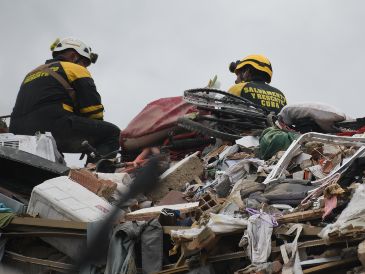 Brigadistas cubanos permanecen sobre un edificio colapsado después de que se registraran dos terremotos, en Playa Grande, estado La Guaira, Venezuela, el 13 de julio de 2026. Xinhua/M. Salgado
