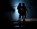 La gente camina en la noche durante un apagón en La Habana, Cuba. AP/R. Espinosa