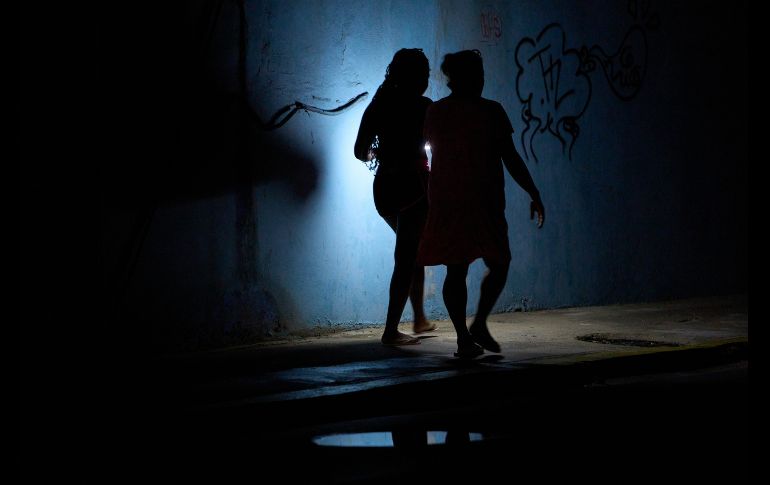La gente camina por la noche durante un apagón en La Habana, Cuba. AP/R. Espinosa