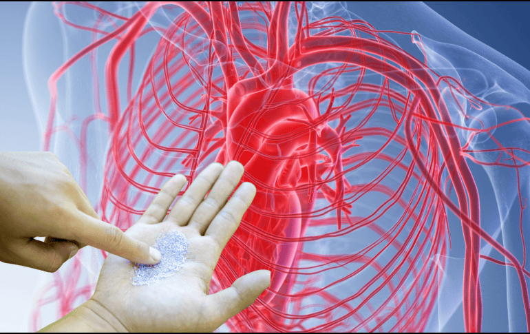 La sangre transporta estos residuos hacia el sistema cardiovascular, donde tienden a incrustarse en las paredes de los vasos sanguíneos, facilitando la formación y el endurecimiento de la peligrosa placa de ateroma. CANVA
