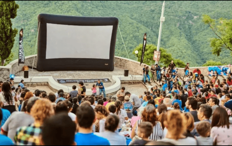 Ver una película al aire libre, recostado sobre el pasto y bajo el cielo estrellado, es una experiencia que se puede disfrutar en Guadalajara. ESPECIAL/ FACEBOOK / Cinema Live Guadalajara