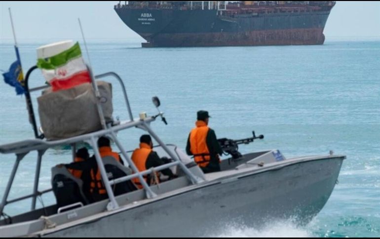 Fuerzas armadas iraníes navegando en el estrecho de Ormuz. EFE / Agencia iraní Tasnim