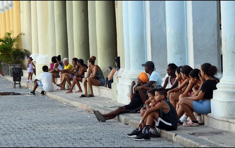 Imagen del 14 de julio de 2026 de personas sentadas en el portal de un edificio durante una desconexión del Sistema Electroenergetico Nacional (SEN), en La Habana, capital de Cuba. Xinhua/J. Hernández