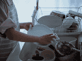 Aunque desinfectarlas ayuda a reducir la cantidad de bacterias, cabe mencionar que los expertos recomiendan reemplazarlas periódicamente. ESPECIAL/Canva