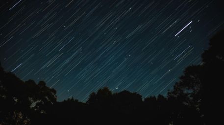 Los expertos recomiendan alejarse de las zonas urbanas para disfrutar con mayor claridad de este espectáculo astronómico. PEXELS