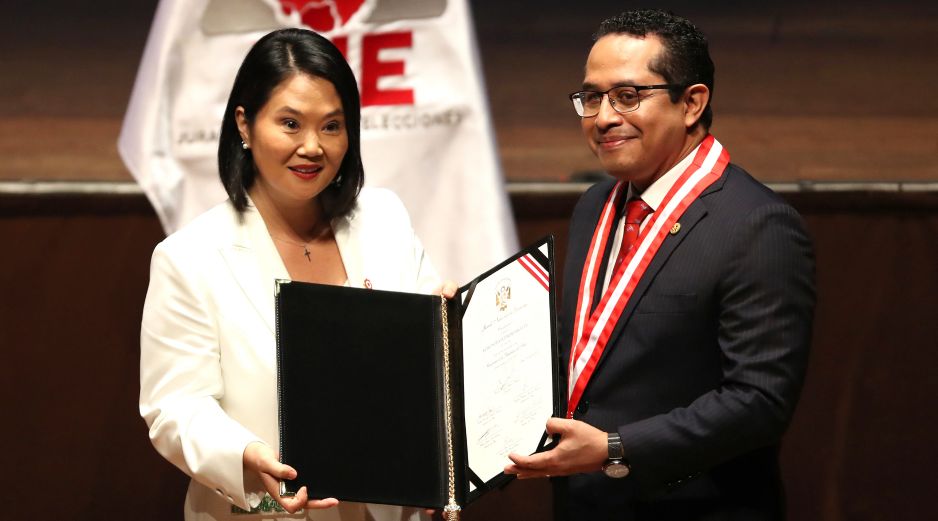 La presidenta electa de Perú, Keiko Fujimori (i), posa junto al presidente del Jurado Nacional de Elecciones (JNE), Roberto Burneo, este miércoles en Lima. EFE/P. Aguilar