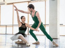 Durante los ensayos, los bailarines perfeccionan movimientos y transiciones para dar vida al clásico. EL INFORMADOR/ J. Acosta
