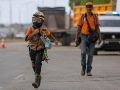 El abuelo de Sebastián aclaró que el niño no se adentra en las construcciones derruidas por seguridad, pero aun así rescató a dos animales. EFE/M. Gutiérrez
