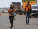 El abuelo de Sebastián aclaró que el niño no se adentra en las construcciones derruidas por seguridad, pero aun así rescató a dos animales. EFE/M. Gutiérrez